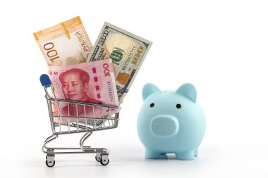 100 Çin Yuanı, 100 Amerikan Doları ve süpermarket alışveriş arabasında 100 Rus Rublesi.