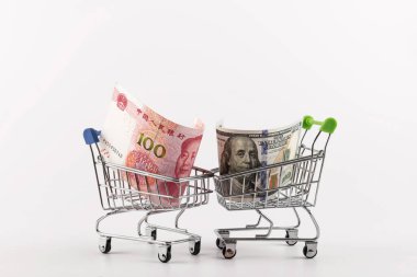 100 Çin Yuanı ve 100 Amerikan Doları minyatür alışveriş arabaları.