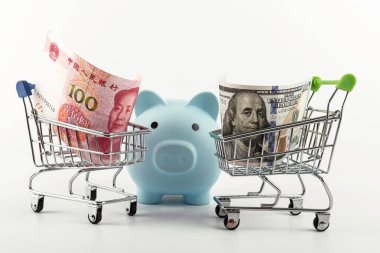 100 Çin Yuanı ve 100 Amerikan Doları minyatür alışveriş arabaları.