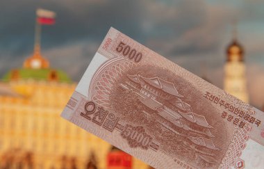 Kore Demokratik Cumhuriyeti 'nin 5000 wonluk banknotu Moskova Kremlin binalarının arka planına karşı.