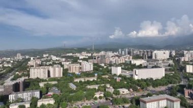Bir yaz akşamında Kazak şehri Almaty 'nin merkez kısmının bir kuadkopterinden görüntü