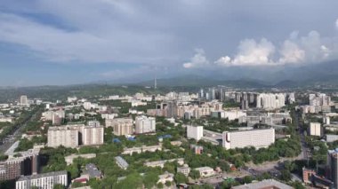 Bir yaz akşamında Kazak şehri Almaty 'nin merkez kısmının bir kuadkopterinden görüntü