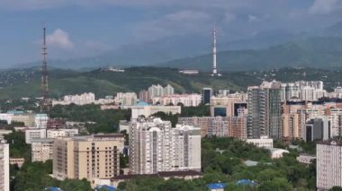 Bir yaz akşamında Kazak şehri Almaty 'nin merkez kısmının bir kuadkopterinden görüntü
