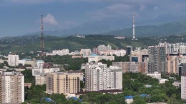 Bir yaz akşamında Kazak şehri Almaty 'nin merkez kısmının bir kuadkopterinden görüntü