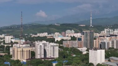 Bir yaz akşamında Kazak şehri Almaty 'nin merkez kısmının bir kuadkopterinden görüntü