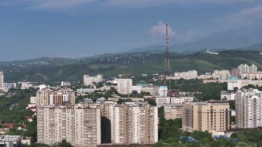 Bir yaz akşamında Kazak şehri Almaty 'nin merkez kısmının bir kuadkopterinden görüntü