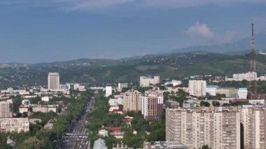 Bir yaz akşamında Kazak şehri Almaty 'nin merkez kısmının bir kuadkopterinden görüntü