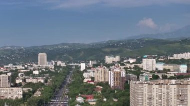 Bir yaz akşamında Kazak şehri Almaty 'nin merkez kısmının bir kuadkopterinden görüntü
