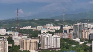 Bir yaz akşamında Kazak şehri Almaty 'nin merkez kısmının bir kuadkopterinden görüntü
