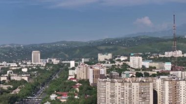 Bir yaz akşamında Kazak şehri Almaty 'nin merkez kısmının bir kuadkopterinden görüntü