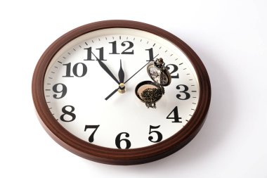 Zincirli ve normal saati olan antika bir cep saati.