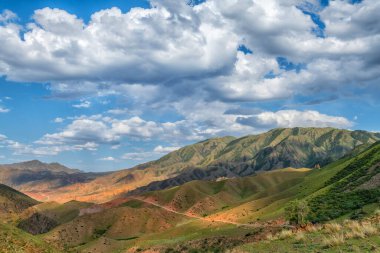 Bulutlu bir yaz gününde, Kazakistan 'ın güneydoğusundaki pitoresk dağ sıraları
