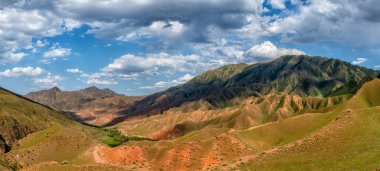 Bulutlu bir yaz gününde, Kazakistan 'ın güneydoğusundaki pitoresk dağ sıraları