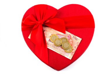 İnsan kalbi şeklinde bir hediye kutusu ve yeni 5000 Kazakistan banknotu.
