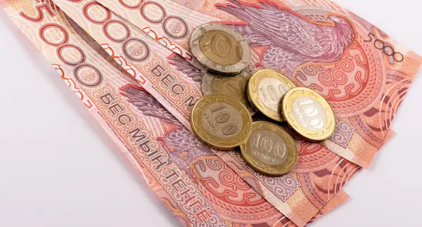 5000 Kazakistan parası ve Kazakistan parasıyla yeni banknotlar.