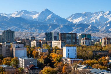 Bir sonbahar sabahı arka planda karla kaplı dağlarla birlikte Kazak şehri Almaty 'nin orta kısmının havadan görünüşü