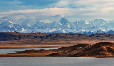Kuzey Tien Shan sıradağları ve Khan Tengri zirvesi güneydoğu Kazakistan 'da bulutlu bir gökyüzünün altında.
