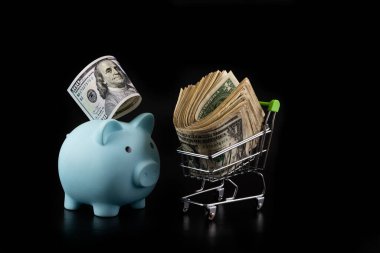 Mavi kumbaralı mali arsa ve siyah arka planda 100 Amerikan doları.