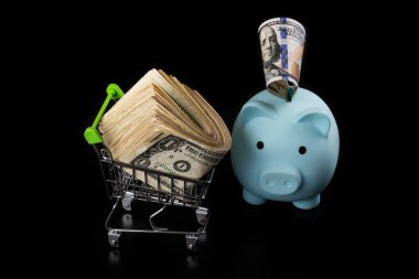 Mavi kumbaralı mali arsa ve siyah arka planda 100 Amerikan doları.