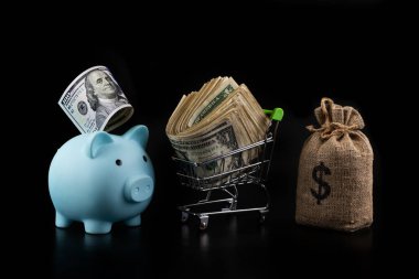 Mavi kumbaralı mali arsa ve siyah arka planda 100 Amerikan doları.