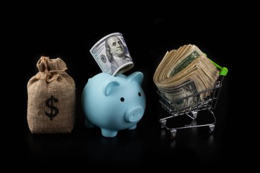 Mavi kumbaralı mali arsa ve siyah arka planda 100 Amerikan doları.