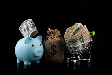 Mavi kumbaralı mali arsa ve siyah arka planda 100 Amerikan doları.