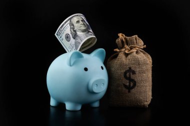 Mavi kumbaralı mali arsa ve siyah arka planda 100 Amerikan doları.