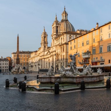 Roma, İtalya. Piazza Navona, Neptün çeşmesi ve sabahın erken saatlerinde St. Agnes kilisesi.
