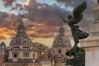 Roma 'daki Piazza Venezia' da antik bir melek heykeli