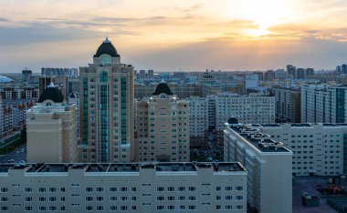 Günbatımında Kazakistan Astana 'nın başkentinde bir yerleşim yeri.