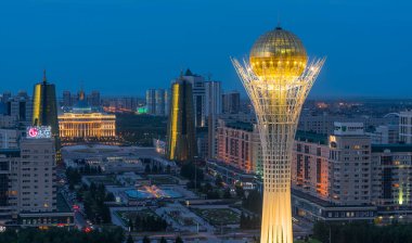 Astana, Kazakistan. 07.09.2018. Kazakistan 'ın merkez kısmının manzaralı manzarası, Astana şehri ve Kazakistan cumhurbaşkanının bir yaz akşamı ikametgahı.