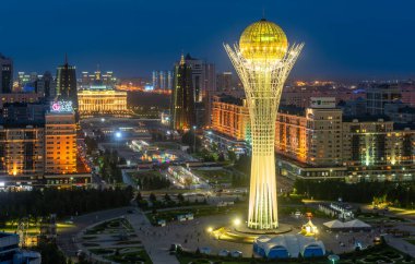 Astana, Kazakistan. 07.09.2018. Kazakistan 'ın merkez kısmının manzaralı manzarası, Astana şehri ve Kazakistan cumhurbaşkanının bir yaz akşamı ikametgahı.