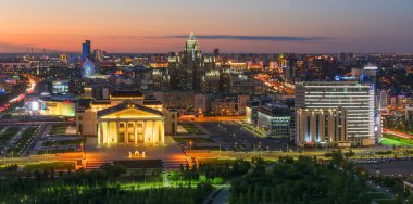 Astana, Kazakistan. 07.03.2018. Başkent Kazakistan 'ın havadan görünüşü, Astana şehri, bir yaz akşamı Opera ve Bale Tiyatrosu ile