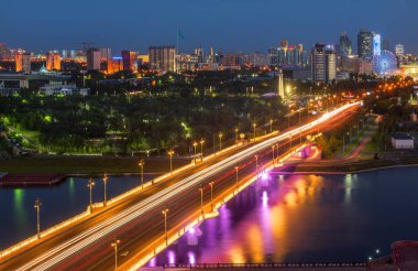 Astana, Kazakistan, 07.08.2018. Kazakistan 'ın başkenti Astana' daki Ishim Nehri üzerinde bir yaz akşamı köprü.