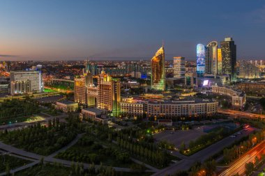 Astana. Kasakistan, 07.03.2018. Kazakistan 'ın merkez bölgesi - Astana şehri, yaz alacakaranlığında.