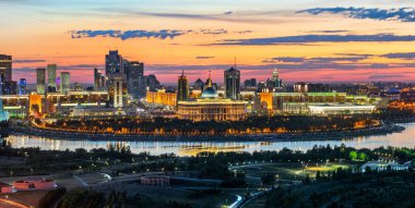 Kazakistan 'ın orta kesiminde güzel bir günbatımı, Astana.