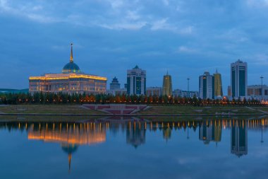 Kazakistan Başkanı Akorda 'nın konutu ve Astana şehrindeki hükümet binaları, senato ve parlamento şafaktan önce endişe verici bir gökyüzü altında.