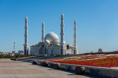 Kazakistan 'ın başkenti Astana' daki Sufi Khoja Akhmet Yassawi 'ye adanmış Khazret Sultan Camii.