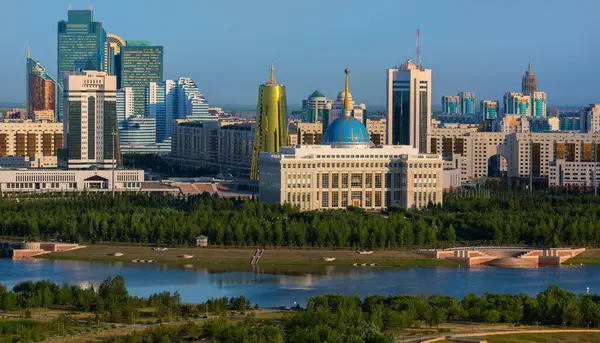 Kazakistan cumhurbaşkanının ikametgahıyla Astana şehrinin merkezi manzarası 