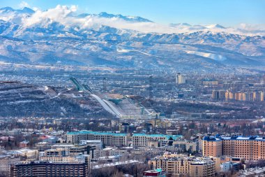 Kazak şehri Almaty 'nin güney kesimi ve kayak kompleksi Trans-Ili Alatau dağ sırasının zeminine çarpıyor.