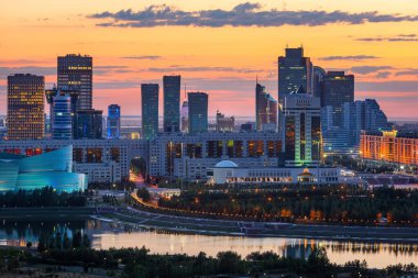 Kazakistan 'ın orta kesiminde güzel bir günbatımı, Astana.