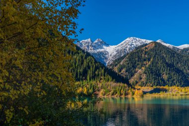 Resimli dağ gölü Issyk bir sonbahar sabahı Kazak şehri Almaty 'nin kenar mahallelerinde.