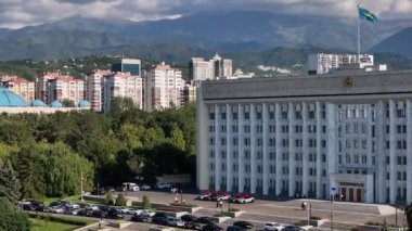 Almaty, Kazakistan, 08.19.2024. Güneşli bir yaz gününde Kazak şehri Almaty 'nin akimat binasının (belediye başkanının) bir kuadkopterinden görüntü