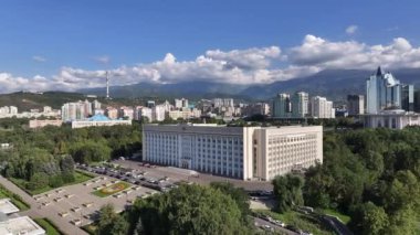 Almaty, Kazakistan, 08.19.2024. Güneşli bir yaz gününde Kazak şehri Almaty 'nin akimat binasının (belediye başkanının) bir kuadkopterinden görüntü