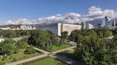 Almaty, Kazakistan, 08.19.2024. Güneşli bir yaz gününde Kazak şehri Almaty 'nin akimat binasının (belediye başkanının) bir kuadkopterinden görüntü