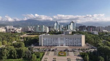 Almaty, Kazakistan, 08.19.2024. Güneşli bir yaz gününde Kazak şehri Almaty 'nin akimat binasının (belediye başkanının) bir kuadkopterinden görüntü