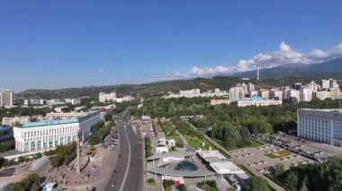 Almaty, Kazakistan, 08.19.2024. Cumhuriyet Meydanı 'nın bir kuadkopterinden ve bir yaz günü Almaty Belediye Başkanlığı ofisinden görüntüler