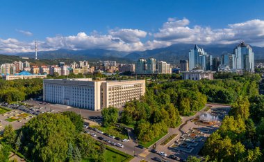 Almaty, Kazakistan, 08.19.2024. Güneşli bir yaz gününde, Kazak şehri Almaty 'nin merkez kısmındaki bir kuadkopterden şehrin akimasyonu (belediye başkanının ofisi) görüntülenir.