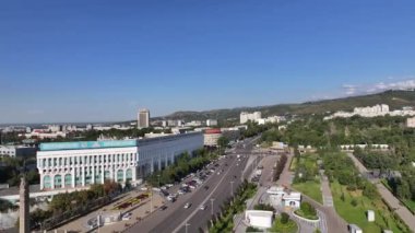 Almaty, Kazakistan, 08.19.2024. Güneşli bir yaz gününde Kazak şehri Almaty 'nin cumhuriyet meydanının bir kuadkopterinden görüntü