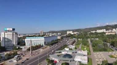 Almaty, Kazakistan, 08.19.2024. Güneşli bir yaz gününde Kazak şehri Almaty 'nin cumhuriyet meydanının bir kuadkopterinden görüntü